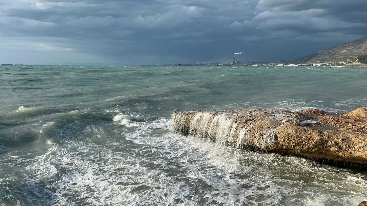İskenderun’da fırtına şovu: Dev dalgalar sahili dövdü 3