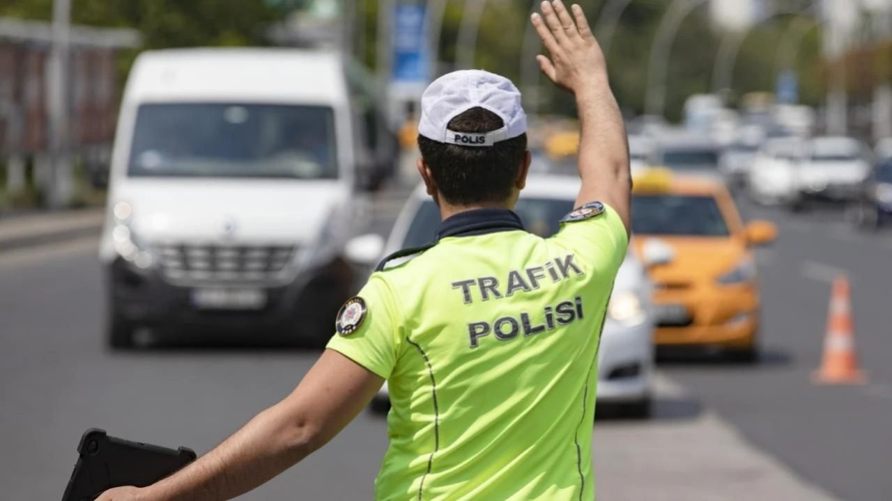 Trafik cezalarına büyük zam ve yeni düzenlemeler yolda! Ehliyete el koyma süresi 10 yıla çıkabilir 5