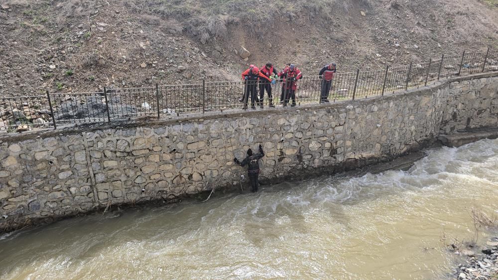 Hakkari’de kayıp alarmı: Feleknaz Keskin için 130 kişi seferber! Eşiyle aynı kaderi mi paylaştı? 3