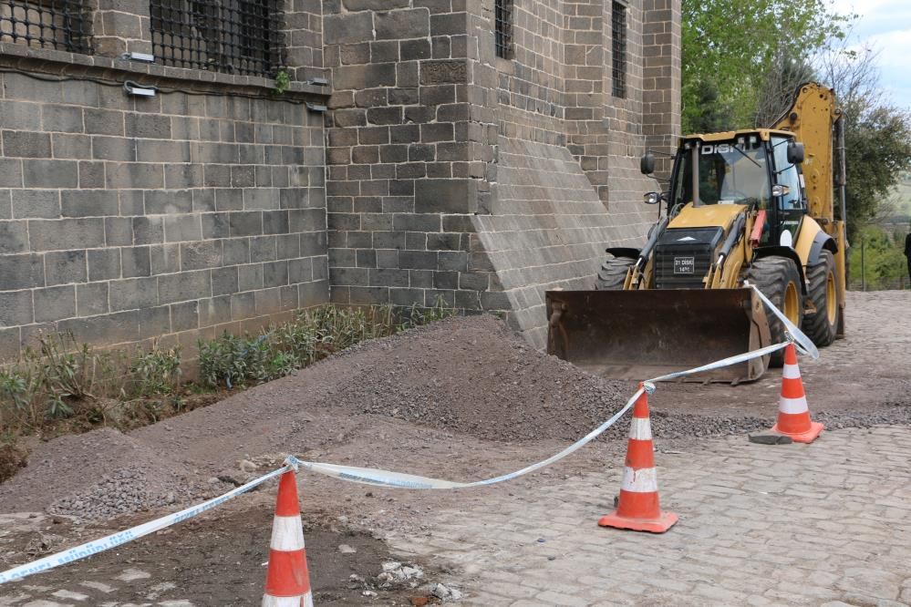 Diyarbakır’da Hz. Süleyman Camii’nde kanalizasyon krizi: Sahabe kabirleri altında pis su! 1
