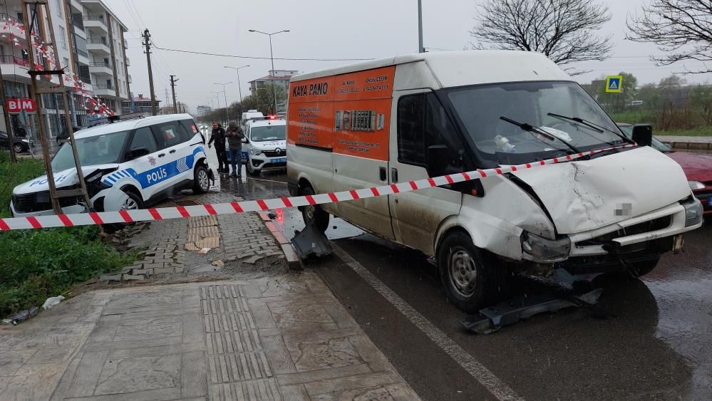 Samsun’da polis aracı kazası: Minibüs çarptı, 2 yaralı 4