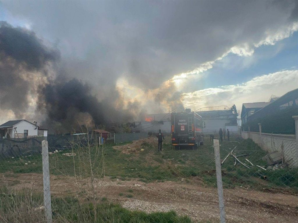 Konya’da tavuk çiftliğinde yangın: Kıvılcımlar alevlendirdi 4