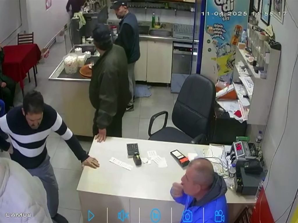 Edirne’de yürek burkan anlar: Yolda yürürken kalp krizi geçirdi! Son anları kamerada... 1