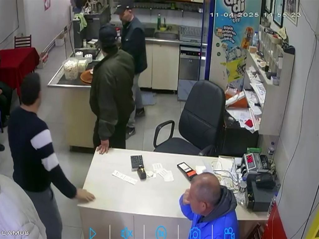 Edirne’de yürek burkan anlar: Yolda yürürken kalp krizi geçirdi! Son anları kamerada... 3