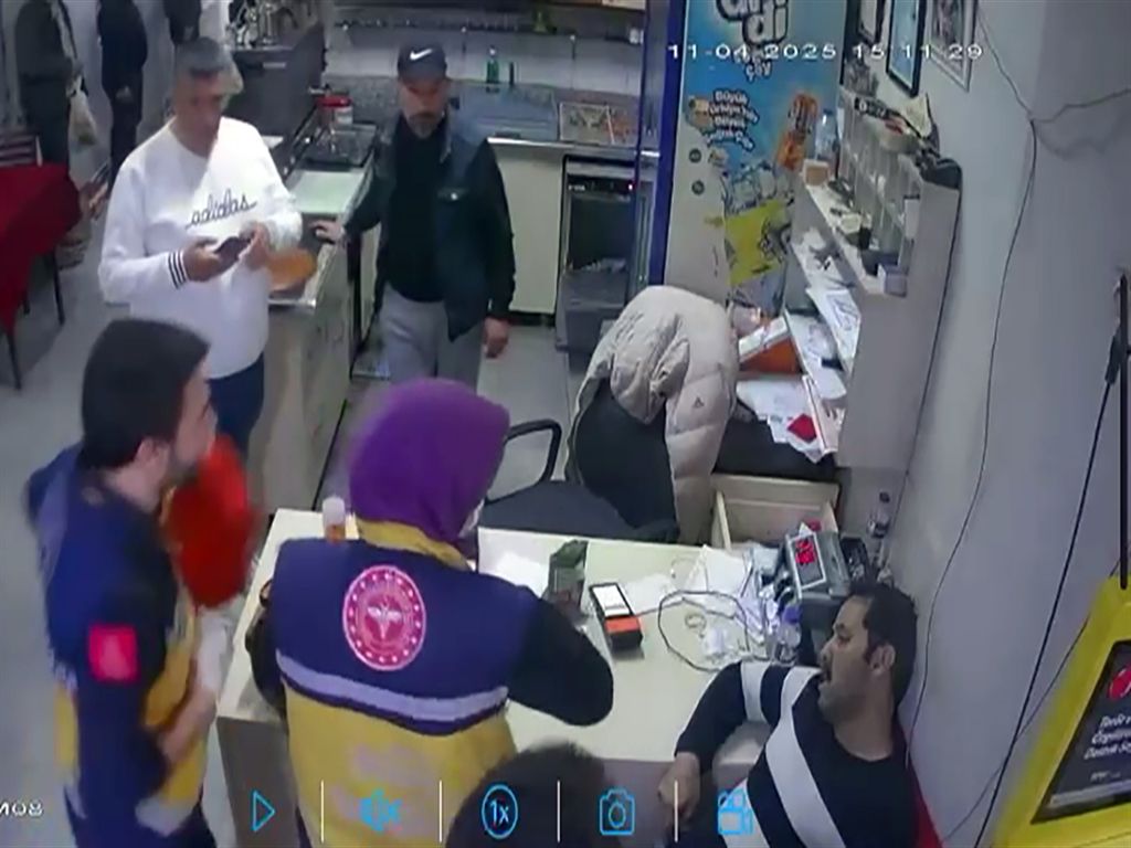 Edirne’de yürek burkan anlar: Yolda yürürken kalp krizi geçirdi! Son anları kamerada... 5
