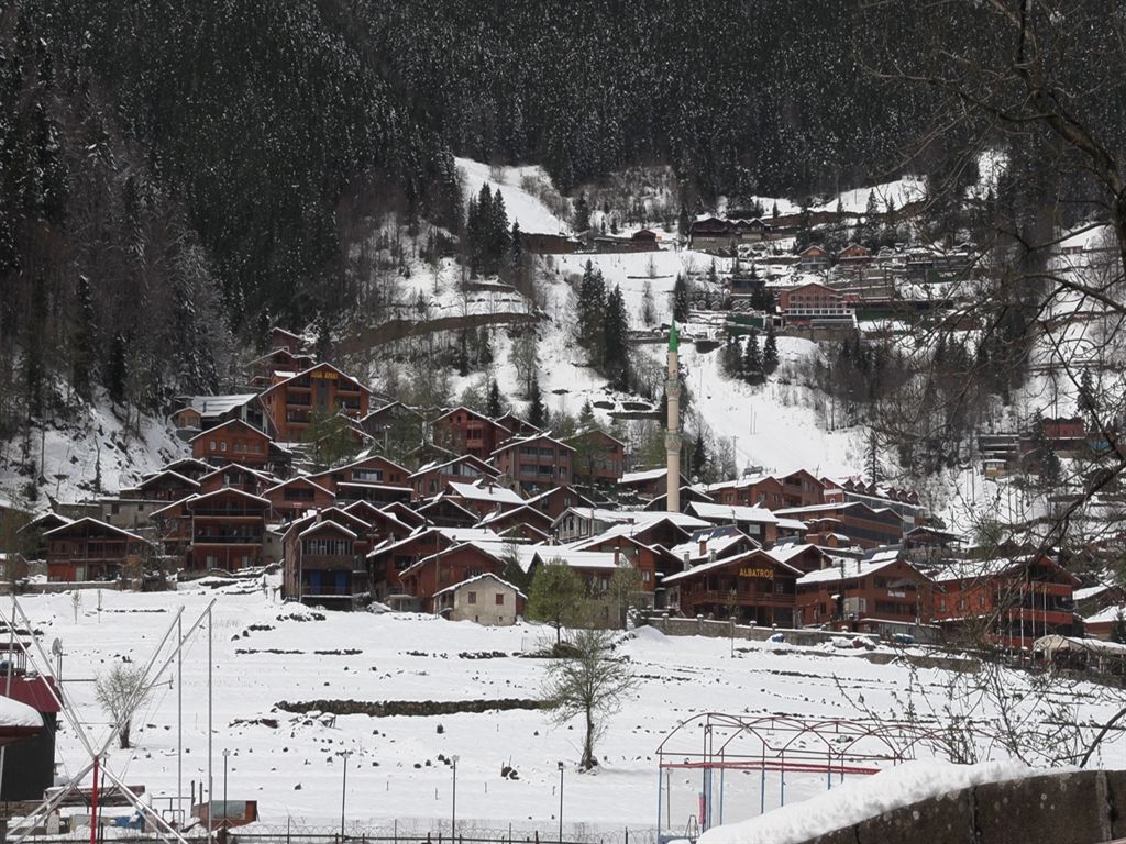 Uzungöl nisan’da beyaz gelinlik giydi: Kar manzarası dronla görüntülendi 4