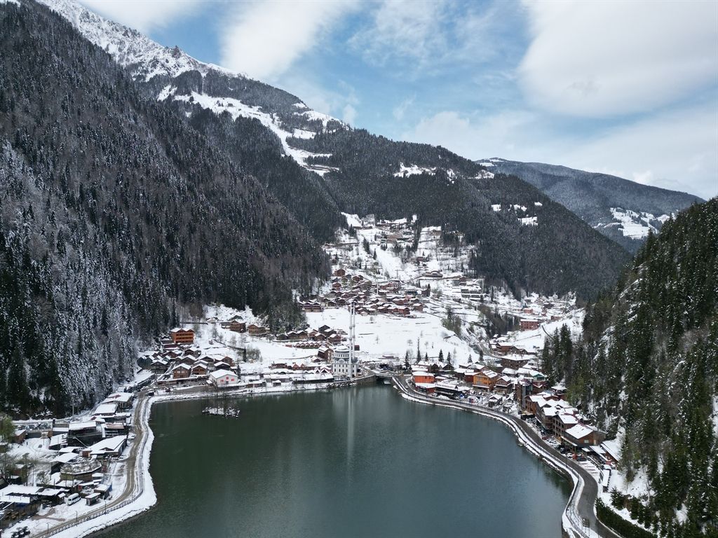 Uzungöl nisan’da beyaz gelinlik giydi: Kar manzarası dronla görüntülendi 6