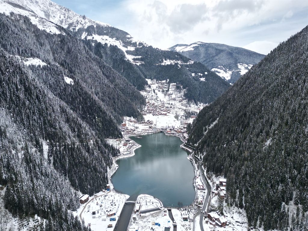 Uzungöl nisan’da beyaz gelinlik giydi: Kar manzarası dronla görüntülendi 1