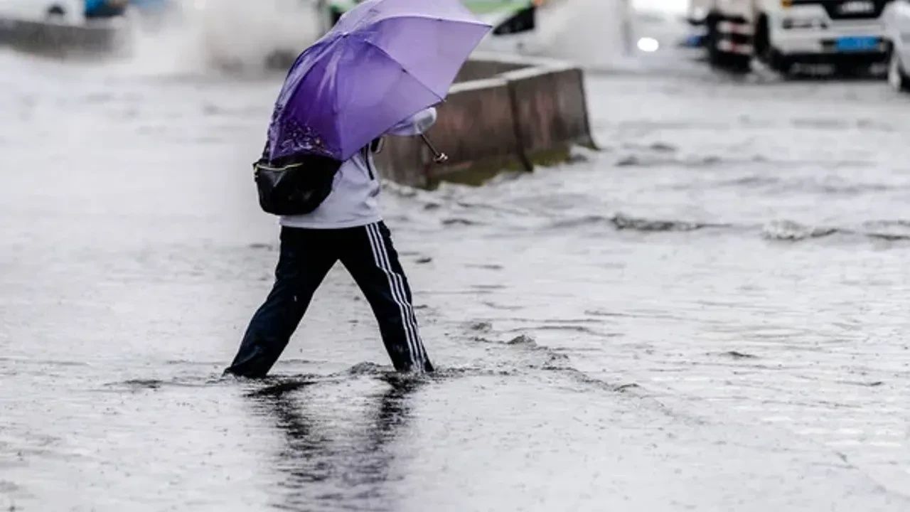 Bardaktan boşanırcasına yağıyor! İstanbul dahil çok sayıda ilde sağanak ve fırtına uyarısı! 12 Nisan Cumartesi hava durumu tahminleri... 2