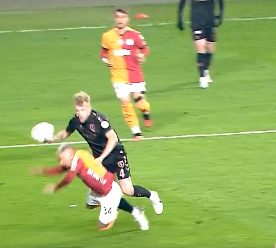 Aynı hakem, iki farklı karar! Galatasaray'ın verilmeyen penaltısının gizli kahramanı VAR hakemi Tomasz Kwiatkowski 3