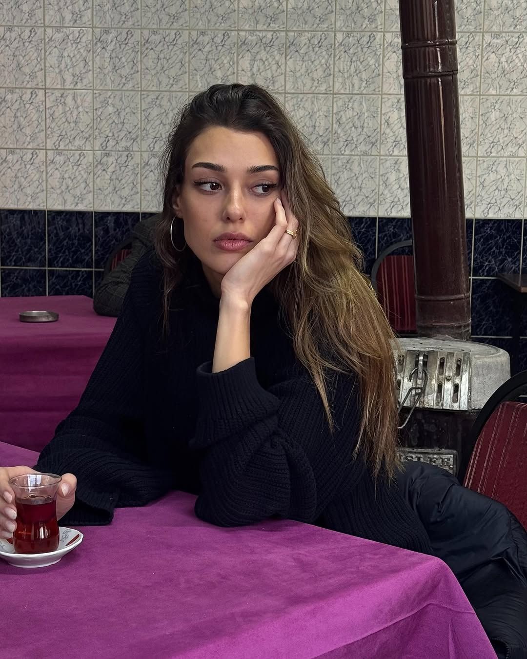 Dilan Çiçek Deniz'in kahvehane pozu gündemde! 4