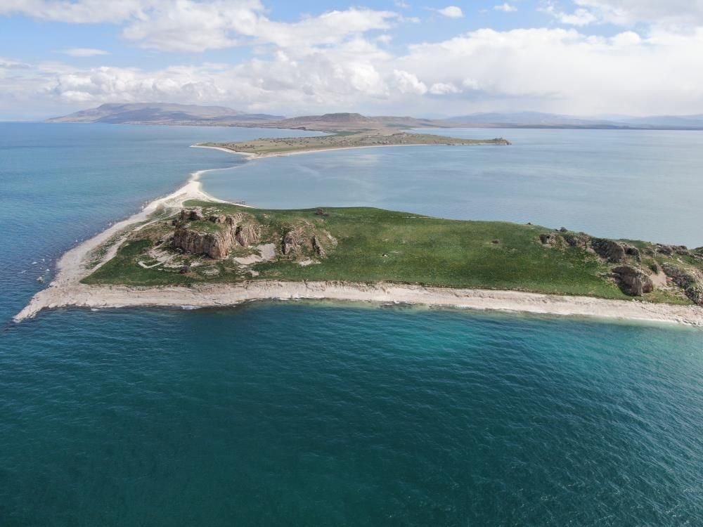 Van Gölü’nde bahar şöleni: Çarpanak Adası badem çiçekleriyle büyülüyor 2