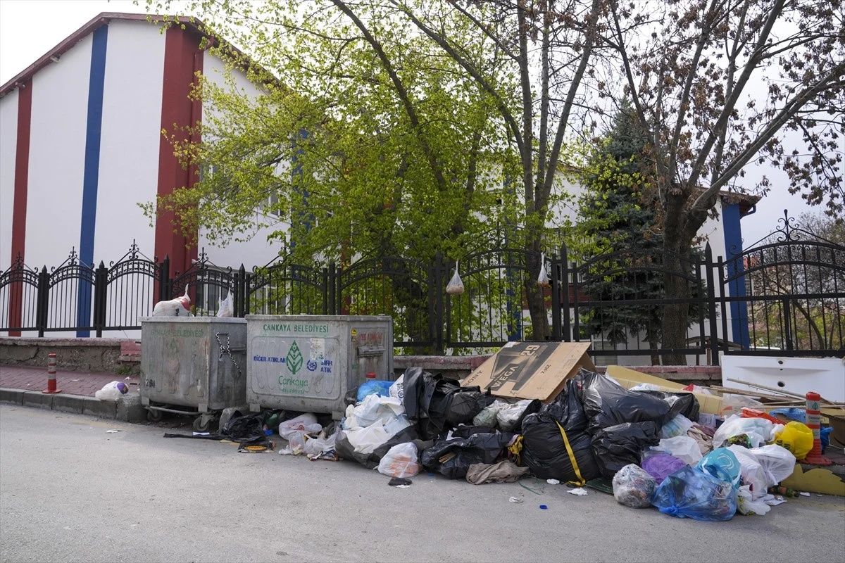 CHP'li Çankaya çöp yığınlarıyla boğuşuyor! İşçiler eylemde, sokaklar çöp dağlarına teslim 4