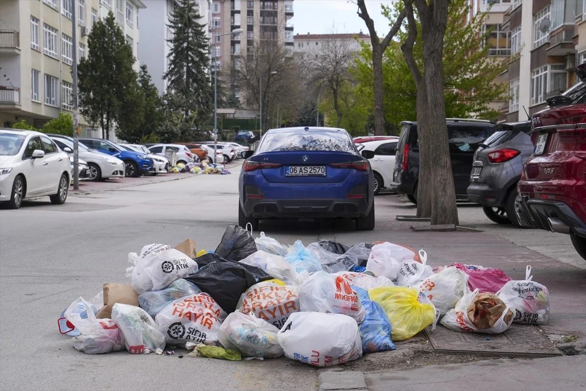 CHP'li Çankaya çöp yığınlarıyla boğuşuyor! İşçiler eylemde, sokaklar çöp dağlarına teslim 5