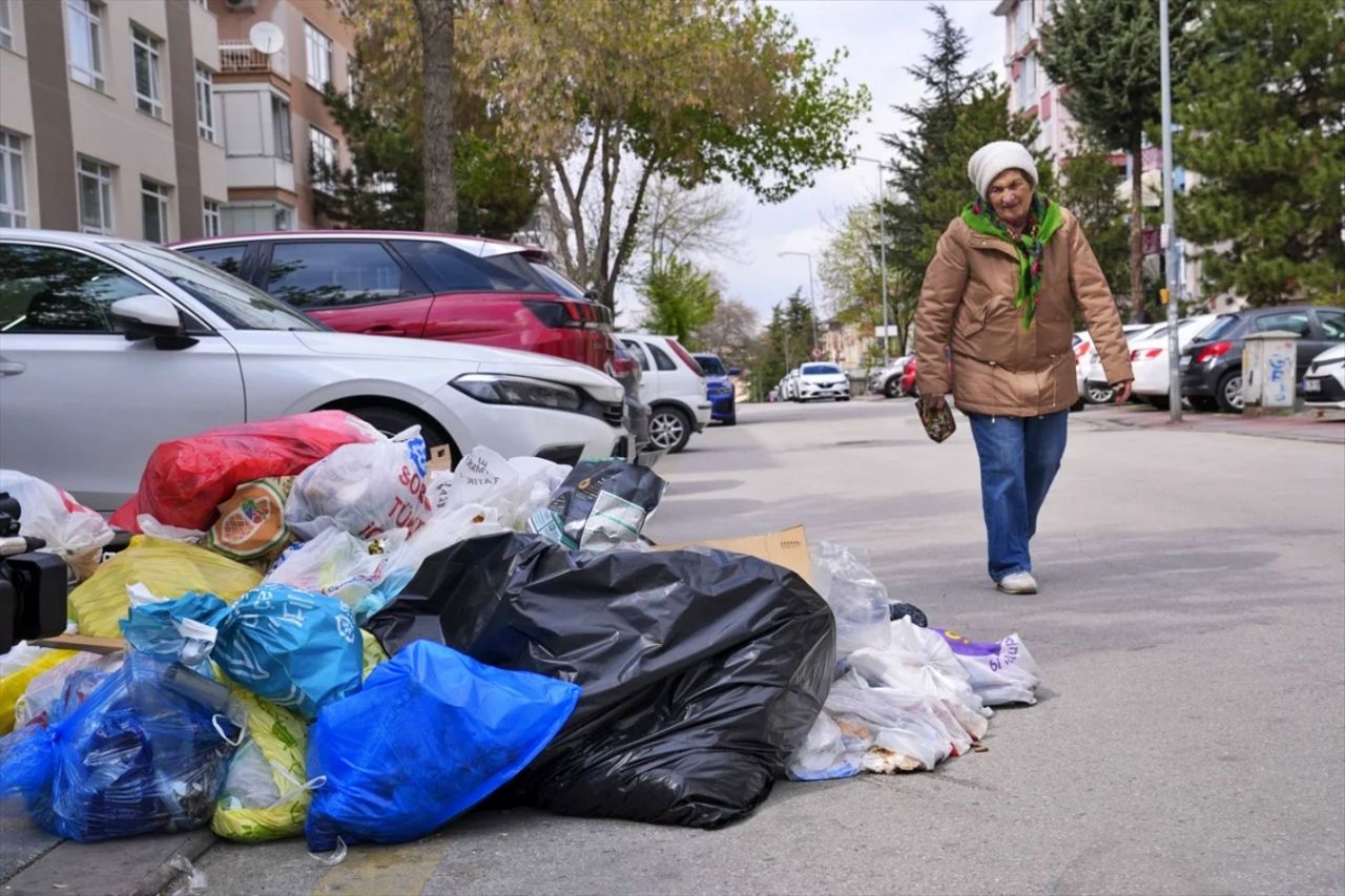 CHP'li Çankaya çöp yığınlarıyla boğuşuyor! İşçiler eylemde, sokaklar çöp dağlarına teslim 1