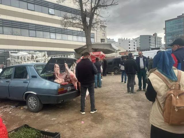 Ağrı Doğubayazıt’ta halk sağlığına tehdit! 150 kilo açıkta et imha edildi! 3