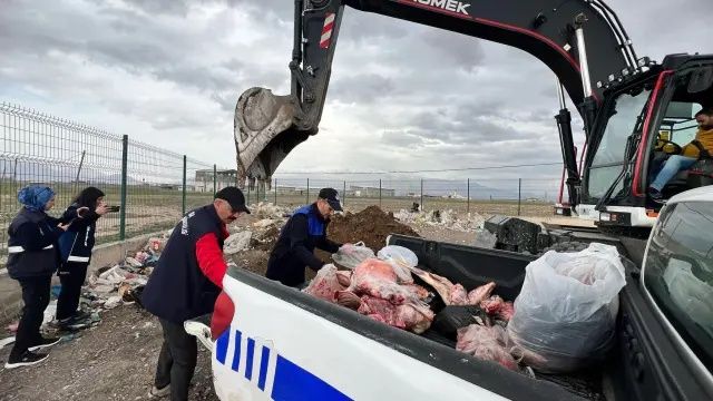 Ağrı Doğubayazıt’ta halk sağlığına tehdit! 150 kilo açıkta et imha edildi! 4