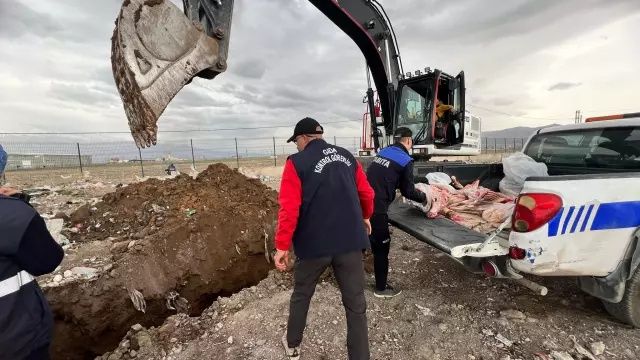 Ağrı Doğubayazıt’ta halk sağlığına tehdit! 150 kilo açıkta et imha edildi! 5