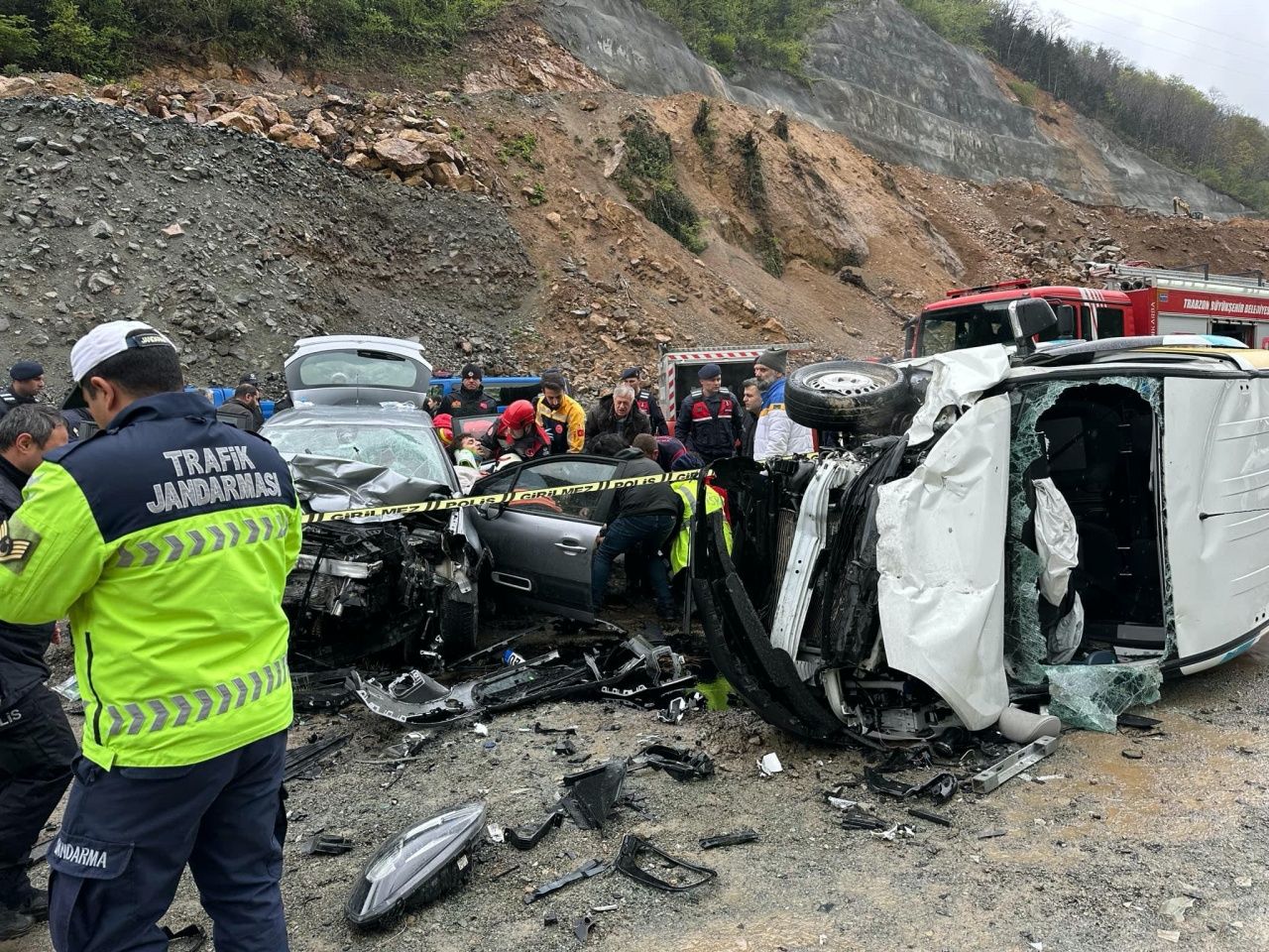 Trabzon’da korkutan kaza: 7 kişi yaralandı, yol trafiğe kapandı 1
