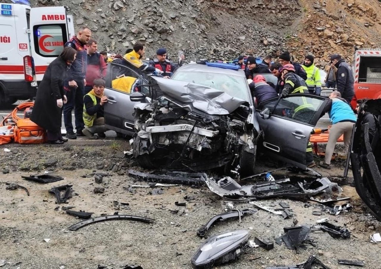 Trabzon’da korkutan kaza: 7 kişi yaralandı, yol trafiğe kapandı 2