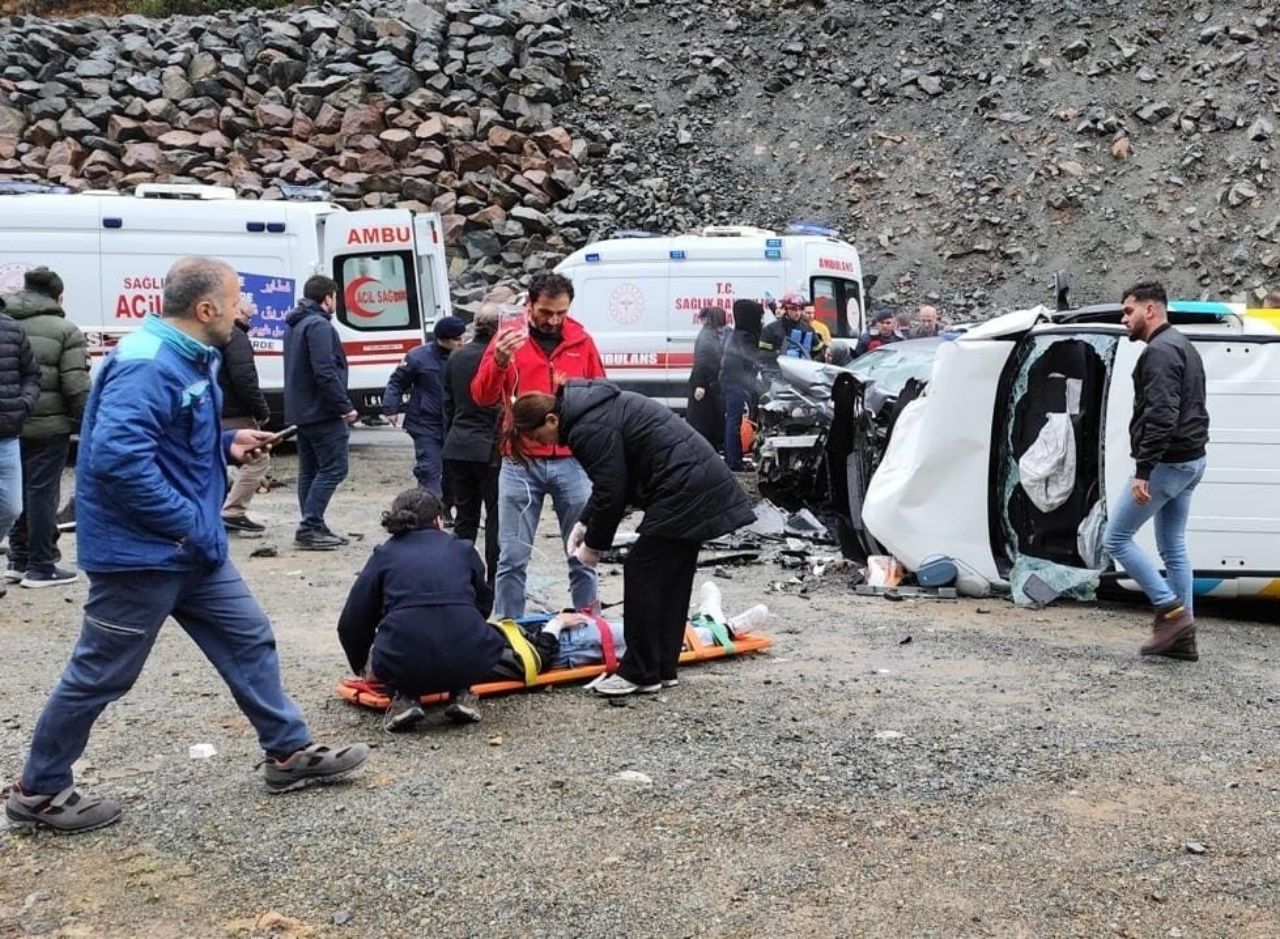 Trabzon’da korkutan kaza: 7 kişi yaralandı, yol trafiğe kapandı 3