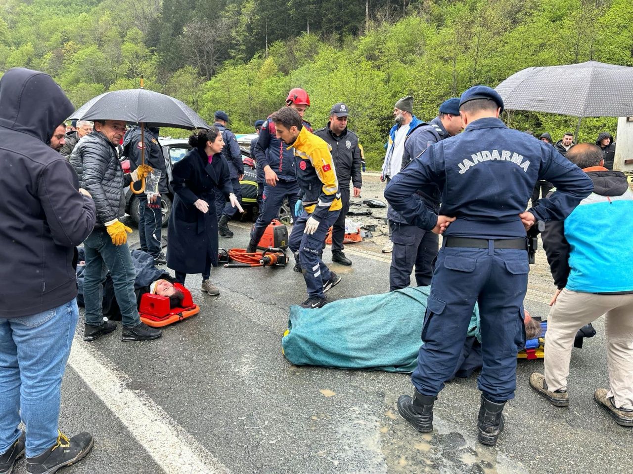 Trabzon’da korkutan kaza: 7 kişi yaralandı, yol trafiğe kapandı 4
