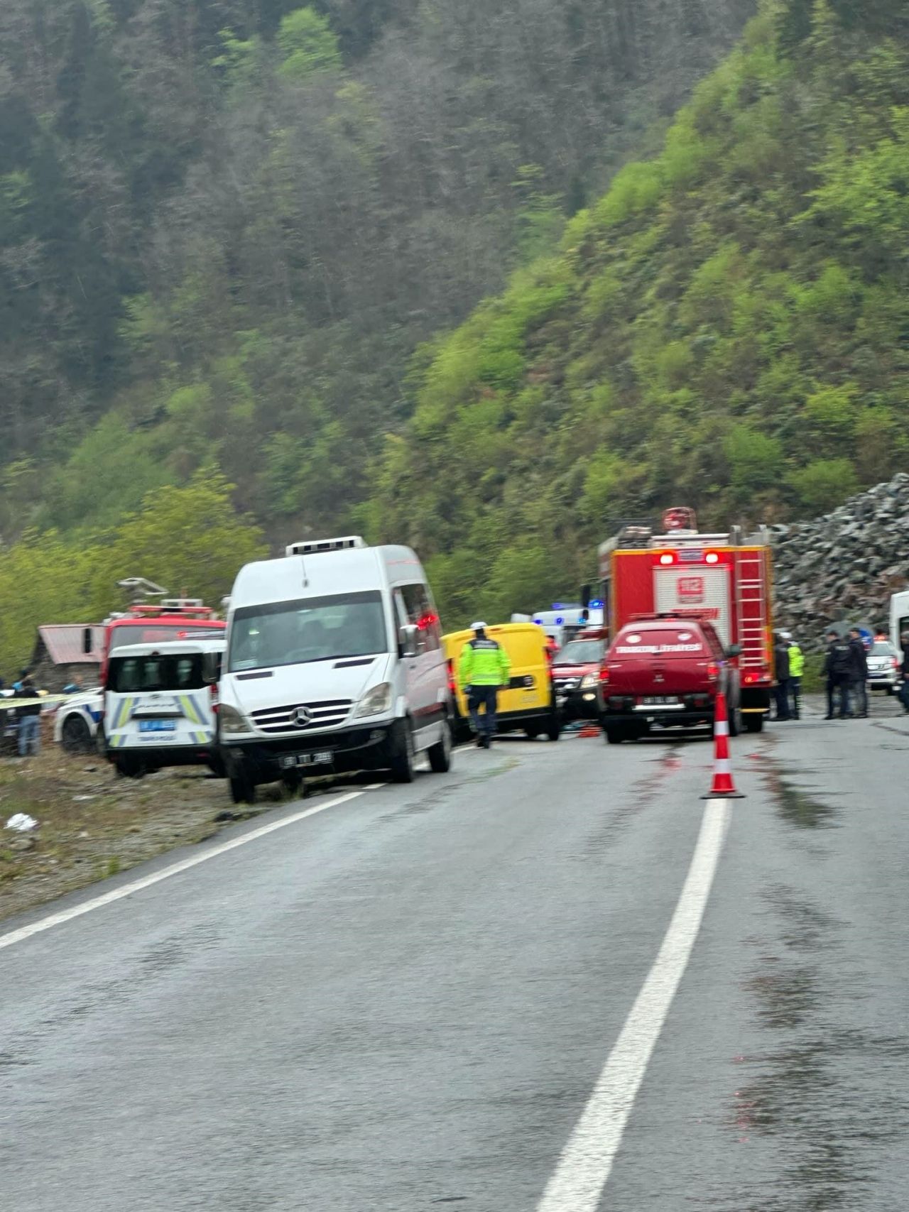 Trabzon’da korkutan kaza: 7 kişi yaralandı, yol trafiğe kapandı 5