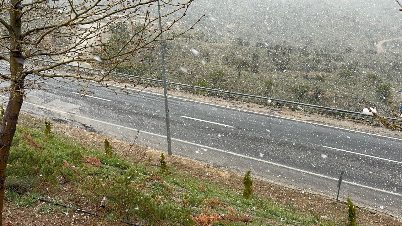 Elazığ'ın doğası beyaza büründü! Yüksek kesimlerinde kar yağışı başladı 1