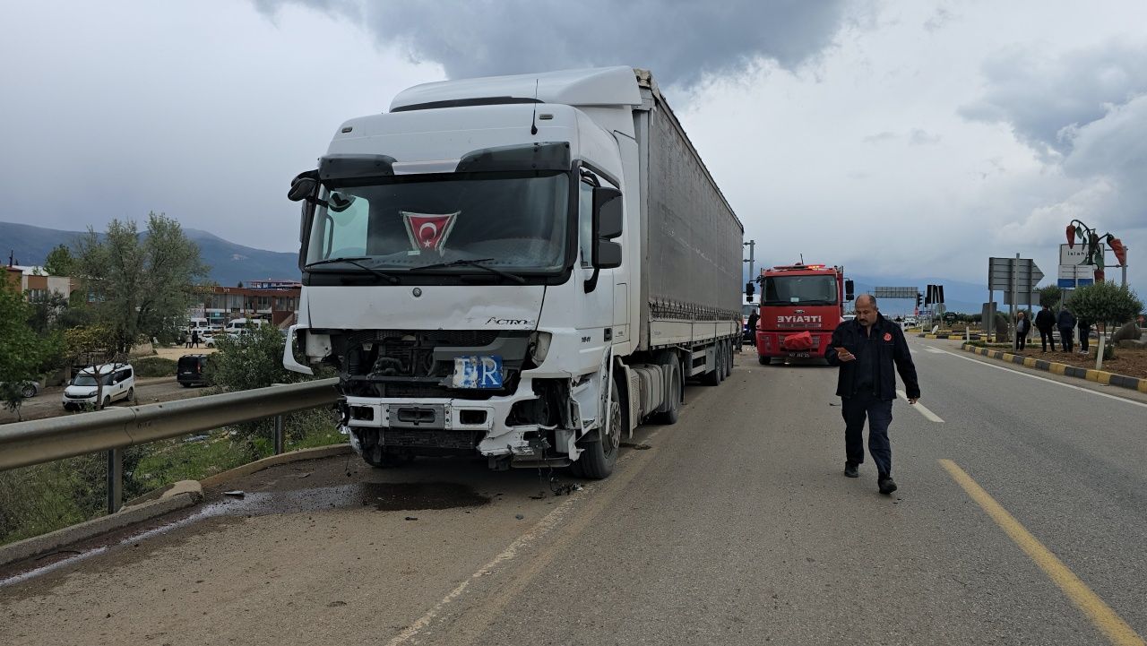 Gaziantep’te yürek yakan kaza: Anne-oğul tır çarpışmasında hayatını kaybetti 6