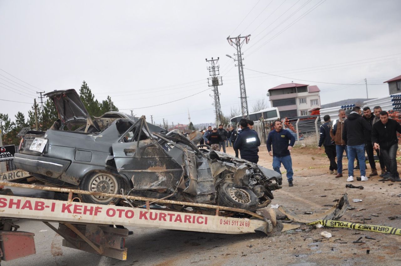 Kahramanmaraş'ta korkunç kaza! Otomobil kağıt gibi ezildi! 3 kişi hayatını kaybetti 1