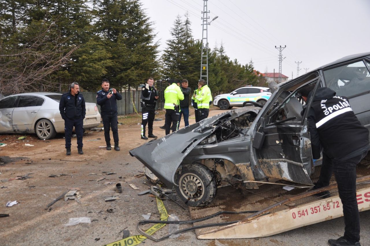 Kahramanmaraş'ta korkunç kaza! Otomobil kağıt gibi ezildi! 3 kişi hayatını kaybetti 2