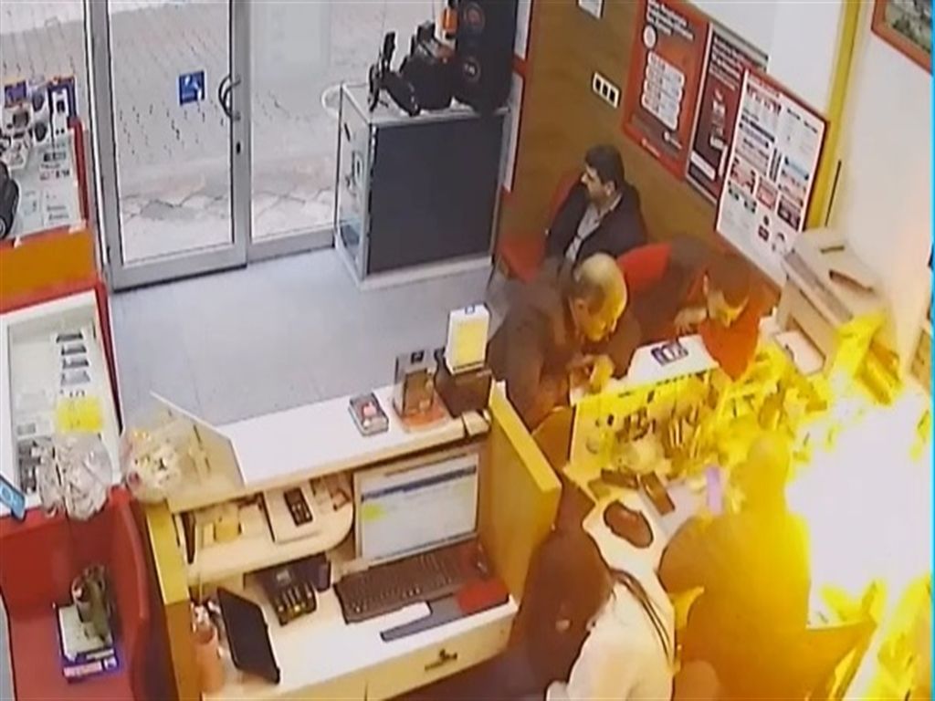 Artvin Borçka’da telefon tamir atölyesinde batarya alev aldı, o anlar kamerada 1