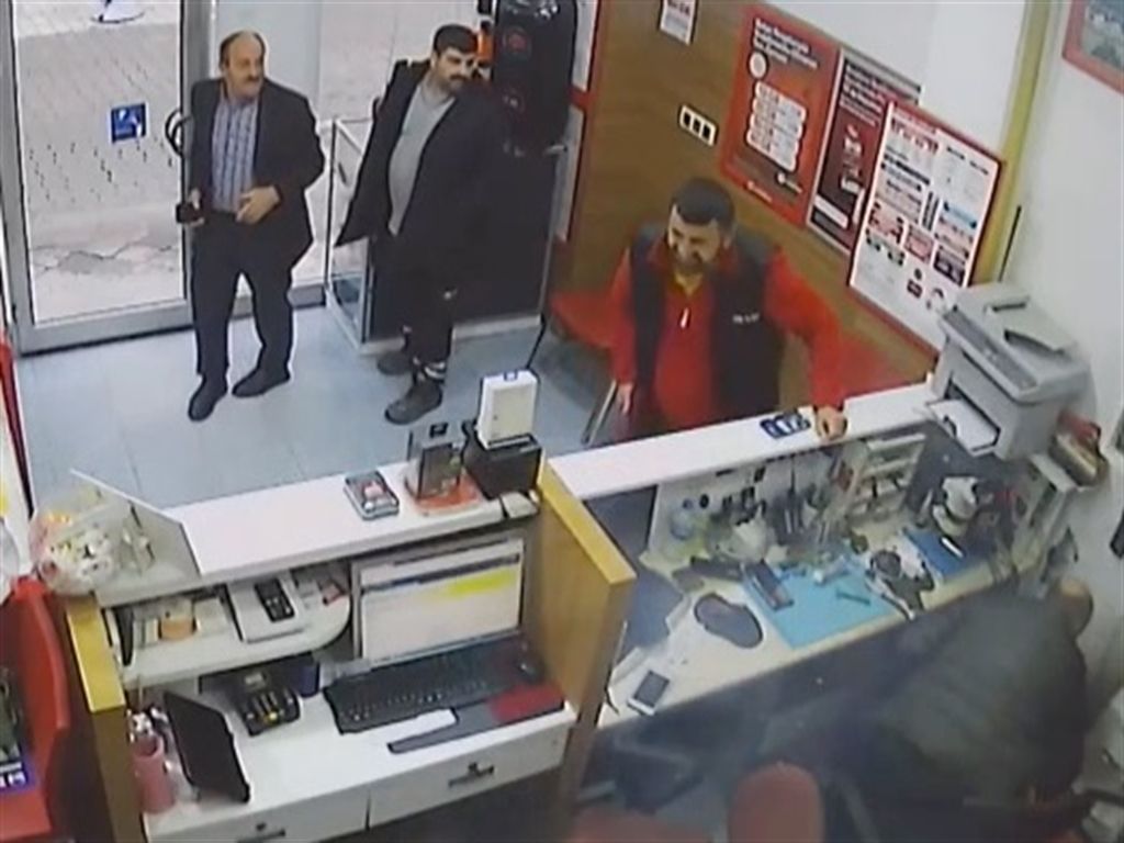Artvin Borçka’da telefon tamir atölyesinde batarya alev aldı, o anlar kamerada 2