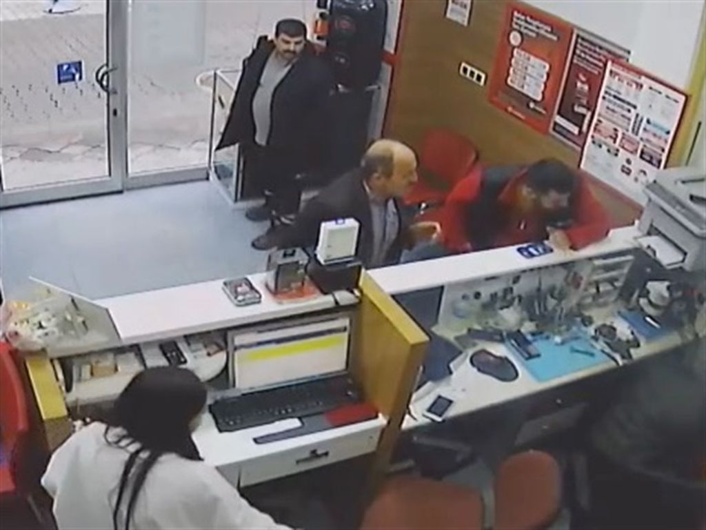 Artvin Borçka’da telefon tamir atölyesinde batarya alev aldı, o anlar kamerada 3