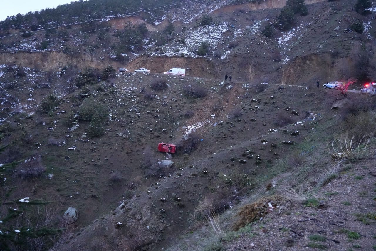 Gümüşhane’de korku dolu kaza! Uçuruma yuvarlanan araçta 3 yaralı 1