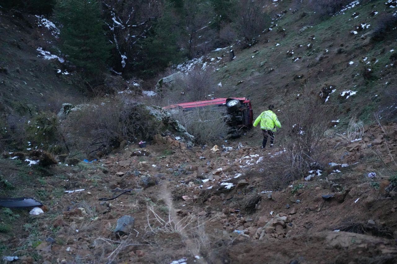 Gümüşhane’de korku dolu kaza! Uçuruma yuvarlanan araçta 3 yaralı 3