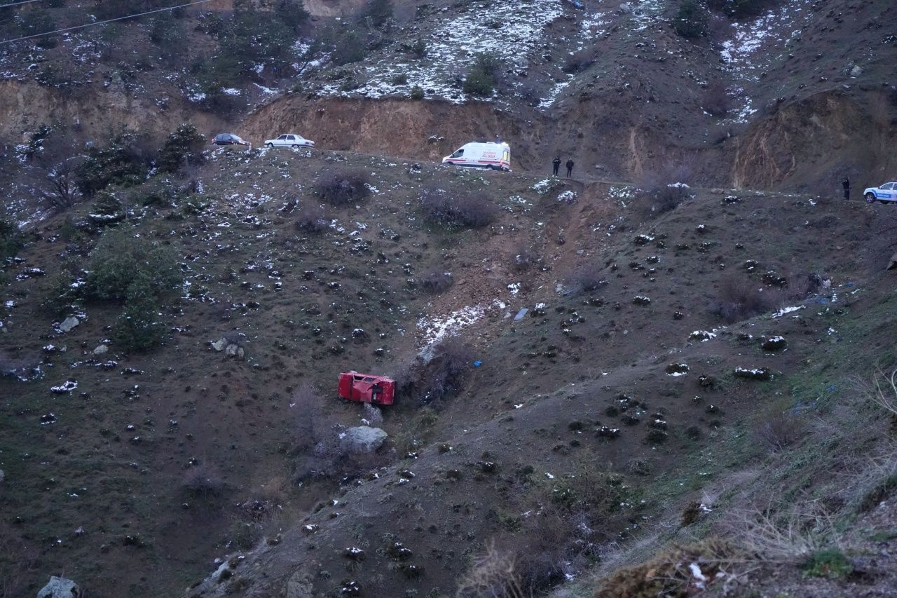 Gümüşhane’de korku dolu kaza! Uçuruma yuvarlanan araçta 3 yaralı 4