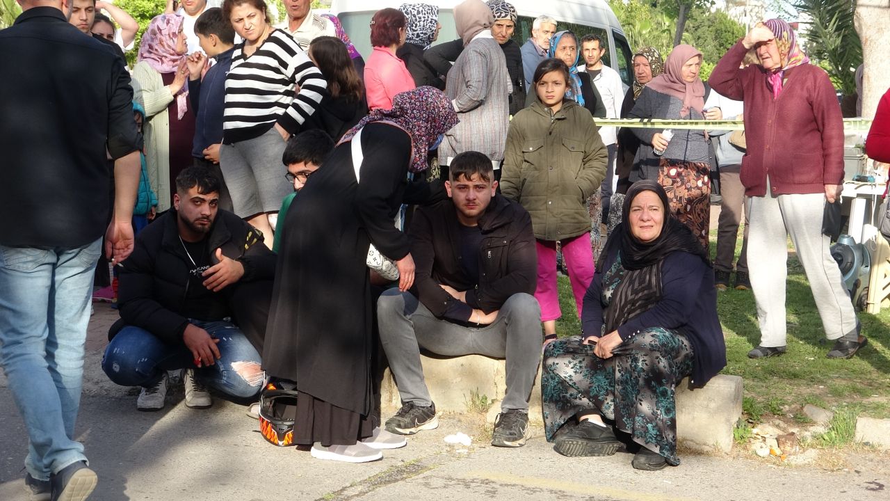 Antalya’da yürek burkan yangın! Market alevlere teslim oldu! Kurtulan anne-oğul gözyaşlarına boğuldu 1
