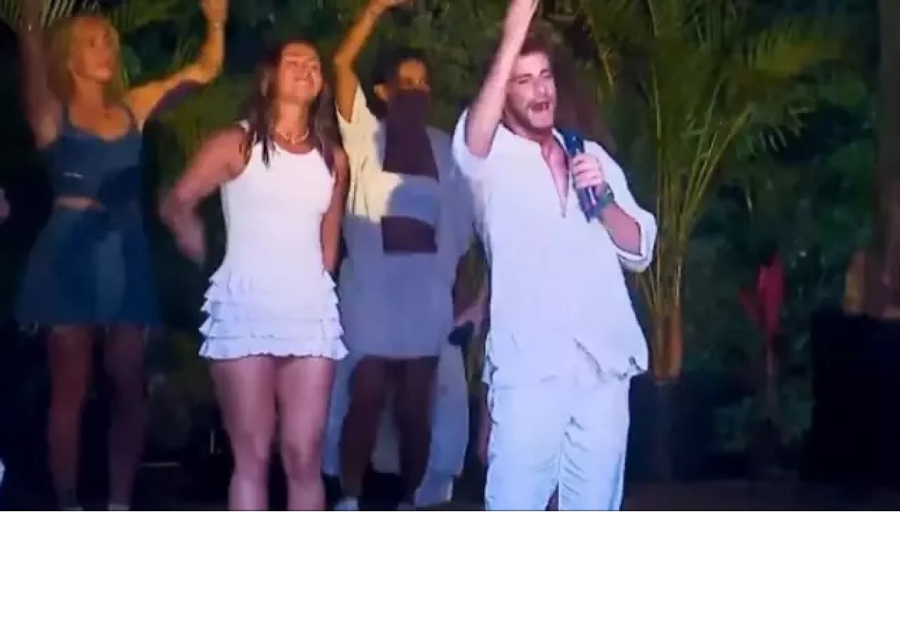Survivor'da eğlence dolu birleşme partisi! Hangi takım şarkı yarışmasını kazandı? 3