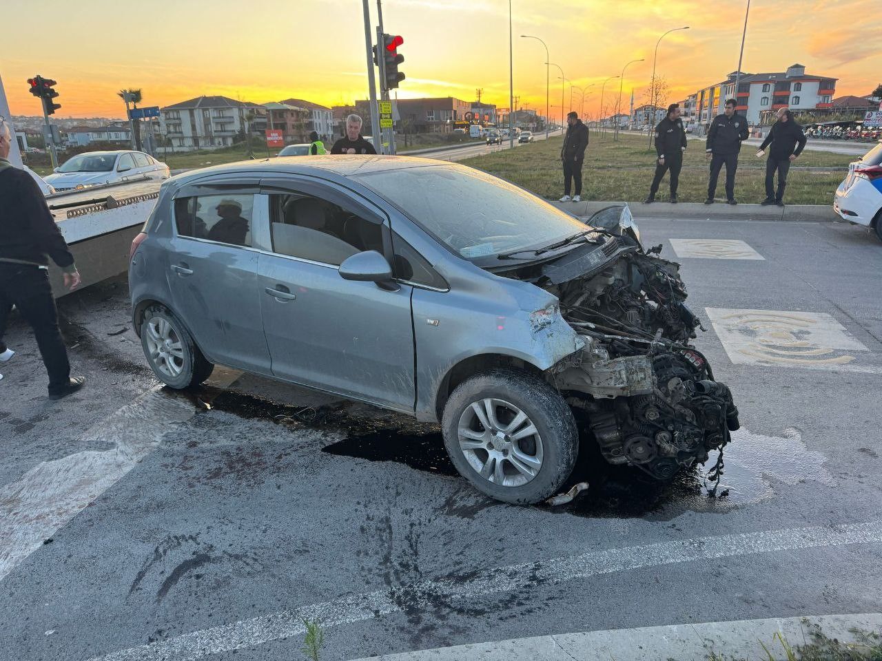 Sakarya’da dramatik kaza! Yangına koşan itfaiye aracı başka bir araca çarptı! 2 kişi yaralandı 3