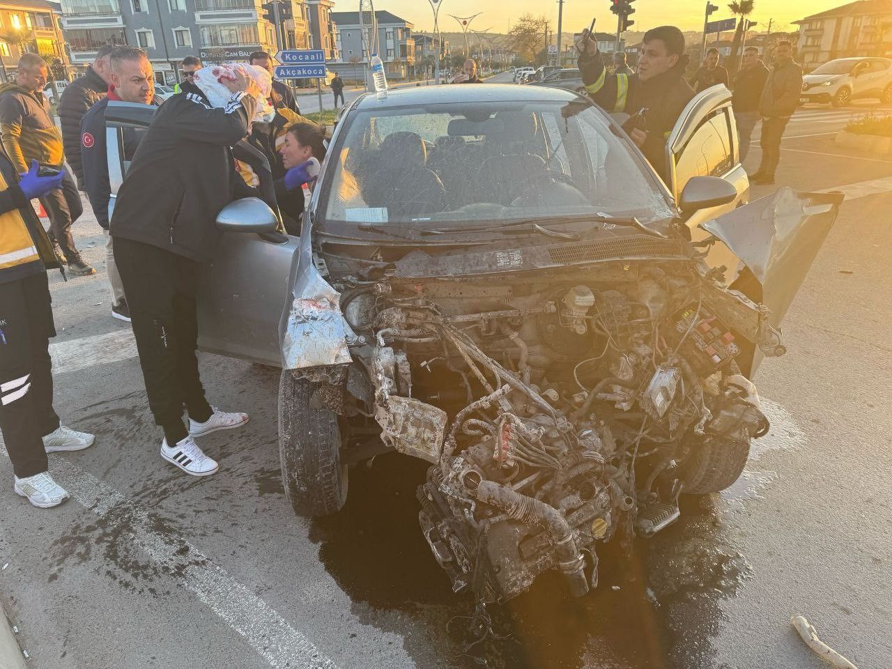 Sakarya’da dramatik kaza! Yangına koşan itfaiye aracı başka bir araca çarptı! 2 kişi yaralandı 4