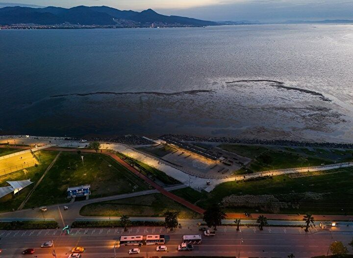 CHP belediyeciliği şaşırtmıyor! İzmir'in Karşıyaka sahilinde deniz marulu alarmı! Kirlilik ve koku tehlikesi! 7