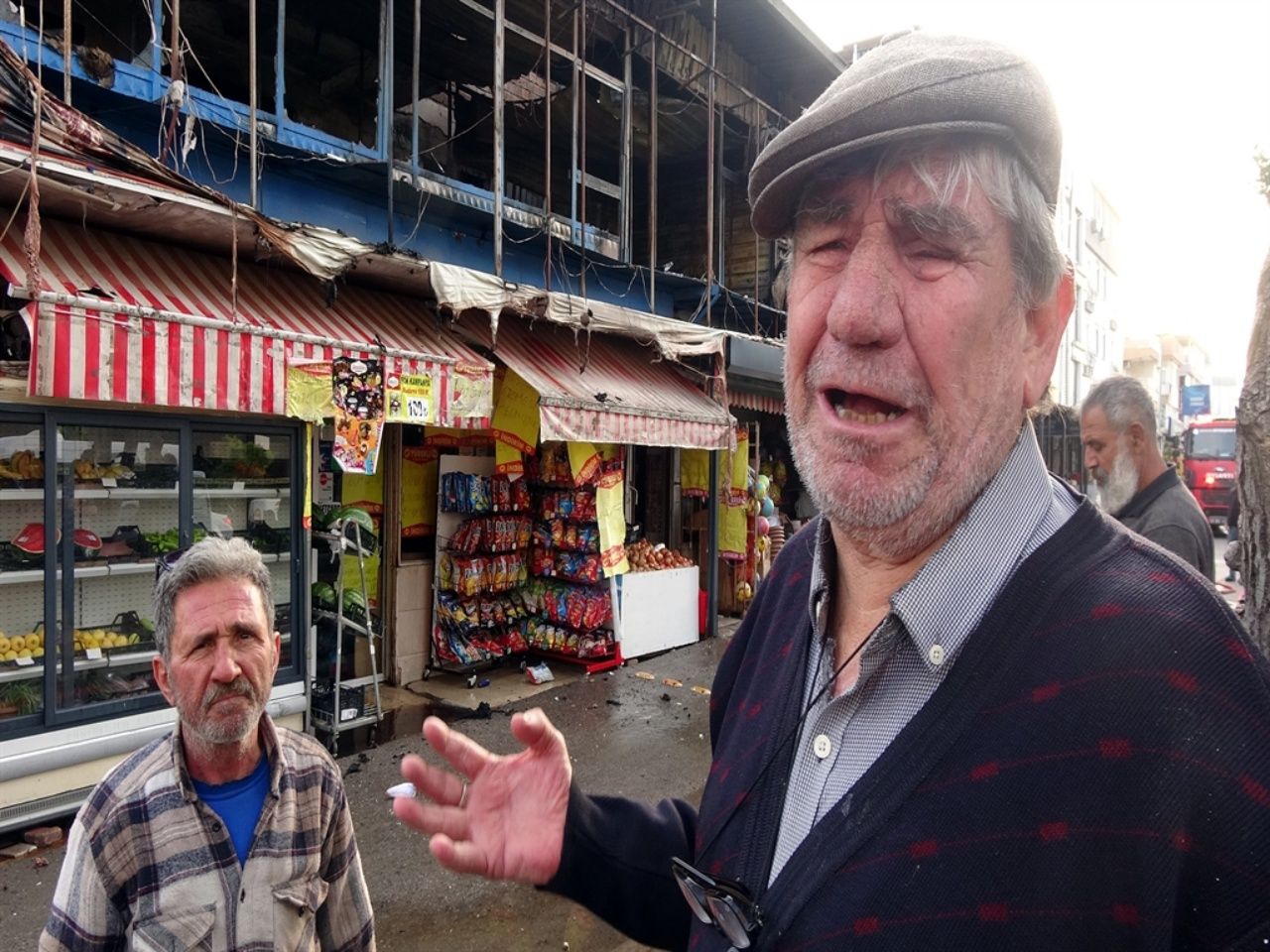 Antalya’da market yangını: 30 yıllık emek küle döndü! Market sahibi '30 yıllık emeğim mahvoldu' diyerek gözyaşlarına boğuldu 1