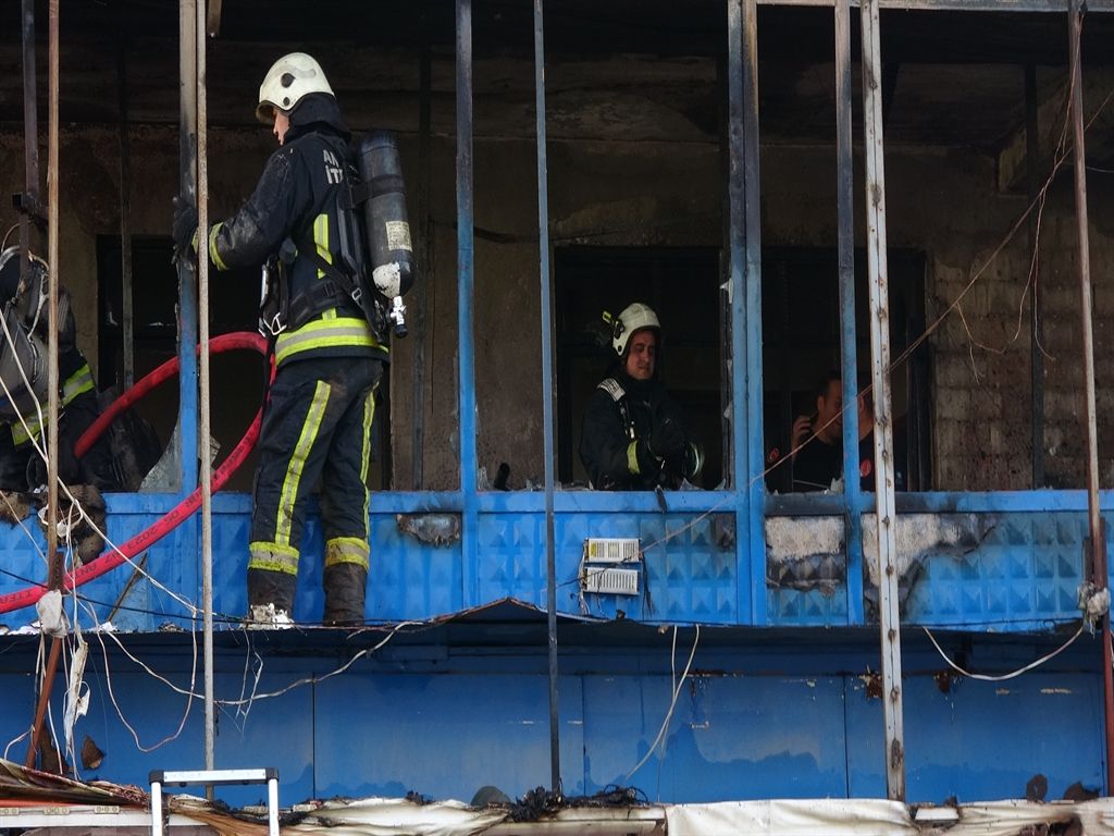 Antalya’da market yangını: 30 yıllık emek küle döndü! Market sahibi '30 yıllık emeğim mahvoldu' diyerek gözyaşlarına boğuldu 7