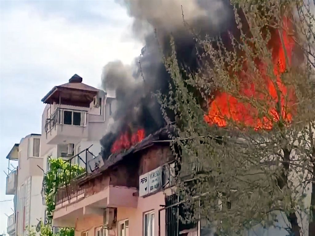 Antalya’da market yangını: 30 yıllık emek küle döndü! Market sahibi '30 yıllık emeğim mahvoldu' diyerek gözyaşlarına boğuldu 4