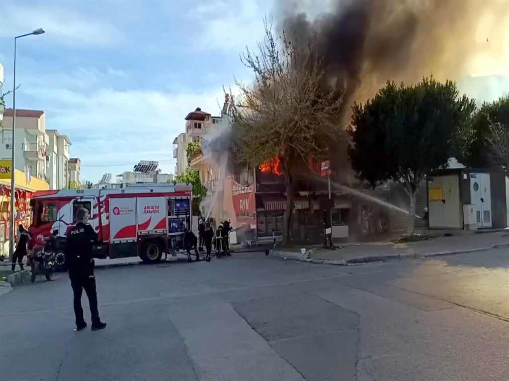 Antalya’da market yangını: 30 yıllık emek küle döndü! Market sahibi '30 yıllık emeğim mahvoldu' diyerek gözyaşlarına boğuldu 5