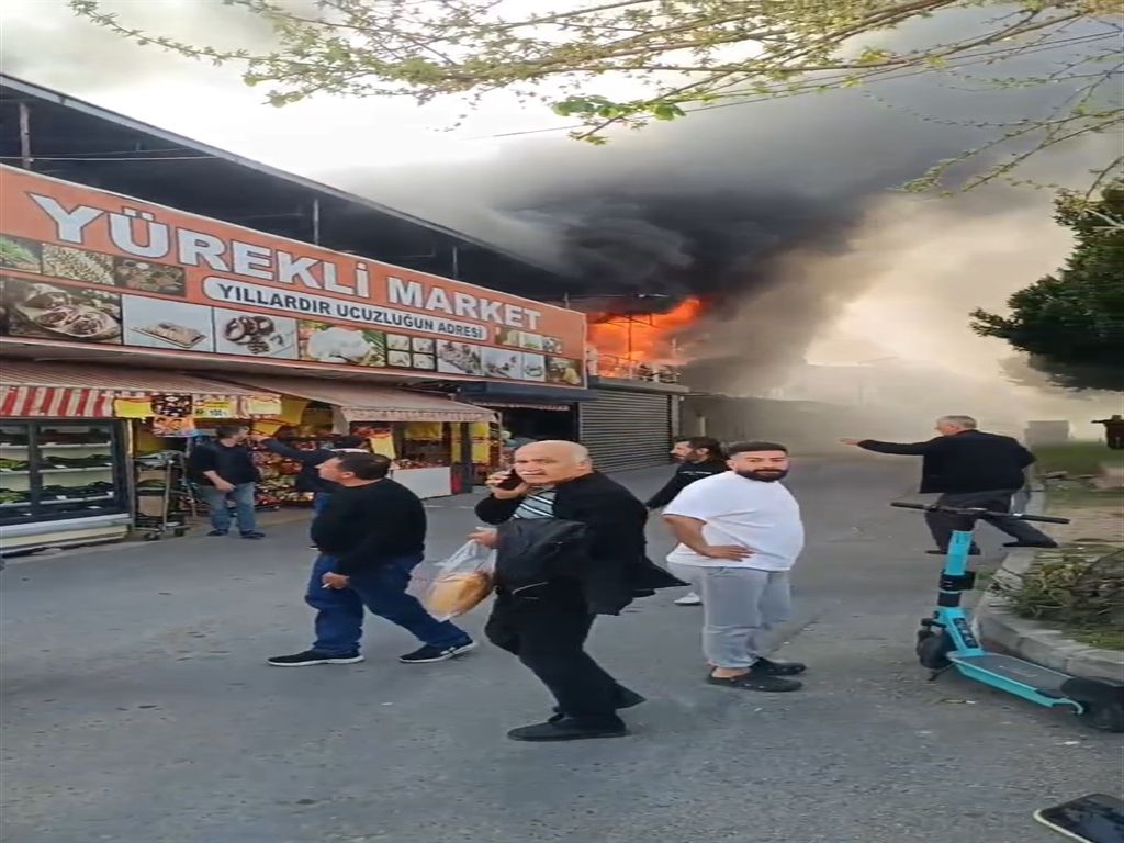 Antalya’da market yangını: 30 yıllık emek küle döndü! Market sahibi '30 yıllık emeğim mahvoldu' diyerek gözyaşlarına boğuldu 3
