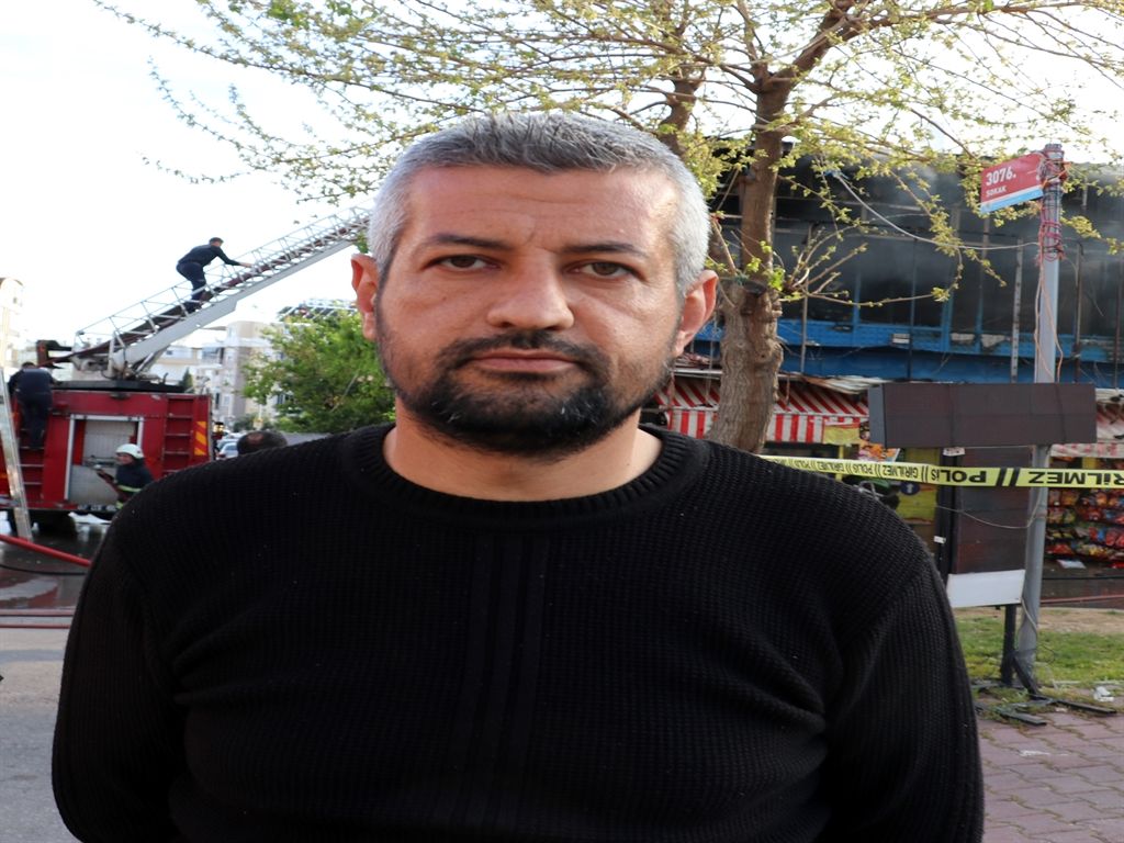 Antalya’da market yangını: 30 yıllık emek küle döndü! Market sahibi '30 yıllık emeğim mahvoldu' diyerek gözyaşlarına boğuldu 8