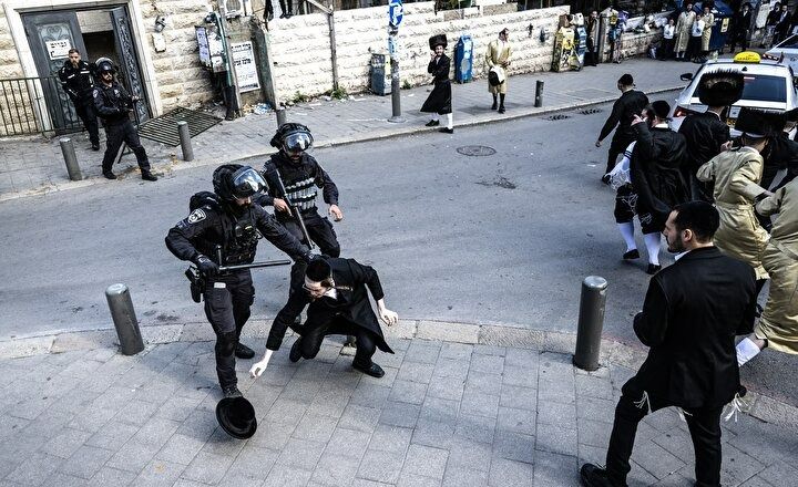 Siyonizm çocukları... İsrail polisi Kudüs'te Yahudilere saldırdı! 1
