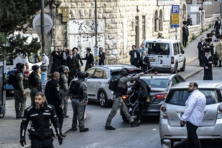 Siyonizm çocukları... İsrail polisi Kudüs'te Yahudilere saldırdı! 12